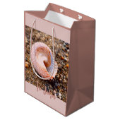 Elegant Roze Seashell Custom Gift Bag Medium Cadeauzakje (Achterkant Gekanteld)