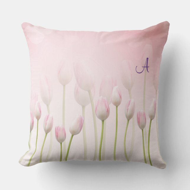 Elegant roze Tulps Spring Vibe Monogram Pillow Kussen (Voorkant)