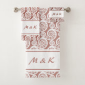 Elegant Roze Wit Monogrammed Varen Frond Swirls Bad Handdoek (Insitu)