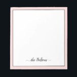 Elegant roze witte schrijfbenodigdheden notitieblok<br><div class="desc">Aangepaste familienaam-blocnote met roze lijst en elegante zwarte scriptkalligrafie met wasbeurten op witte achtergrond. Eenvoudig aan te passen met uw achternaam en favoriete kleuren.</div>