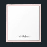 Elegant roze witte schrijfbenodigdheden notitieblok<br><div class="desc">Aangepaste familienaam-blocnote met roze lijst en elegante zwarte scriptkalligrafie met wasbeurten op witte achtergrond. Eenvoudig aan te passen met uw achternaam en favoriete kleuren.</div>