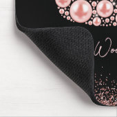 Elegant roze zwaan op zwarte achtergrond muismat (Hoek)