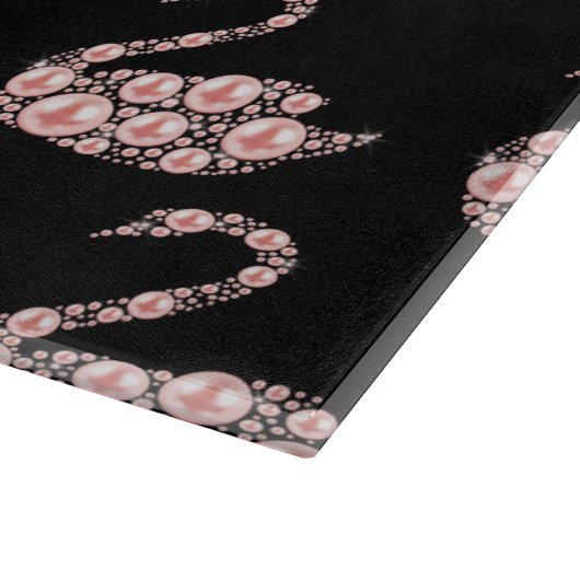 Elegant roze zwaan op zwarte achtergrond snijplank (Hoek)