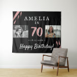 Elegant roze zwart 70th Birthday 2 Fotoachtergrond Wandkleed<br><div class="desc">Elegant roze Waterverf Black 70th Birthday Party 2 Foto achtergrond. Gebruik de tapisserieën als achtergrond voor het 70e verjaardagsfeest. Voeg uw foto's toe - oude foto en nieuwe foto. Geef naam,  datum en leeftijd een persoonlijk tintje.</div>