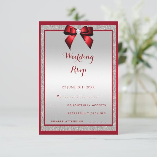Elegant Ruby Red & Silver Glitter Wedding RSVP Kaartje (Staand voorkant)