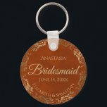 Elegant Rust Oranje & Gold Bridesmaid Wedding Gift Sleutelhanger<br><div class="desc">Deze sleutelhangers zijn ontworpen om bruidsmeisjes in je bruiloft te bevoordelen. Ze hebben een eenvoudig, maar elegant ontwerp met een roestkleurige oranje of verbrande umberkleurige achtergrond, gouden scriptletters en een lacy gouden faux folie floral border. De tekst zegt "Bridesmaid" met ruimte voor haar naam, de namen van het paar en...</div>