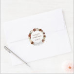 Elegant Rust Waterverf Rozen Wreath Fall Wedding Ronde Sticker<br><div class="desc">Deze mooie trouwstickers zijn perfect als favoriete labels of envelopzegels. Ze dragen een roestrijke waterverf met een roestrijke sinaasappel,  een verbrand aantal koraalperziken op een klassieke witte achtergrond,  met uw namen en de trouwdatum.</div>