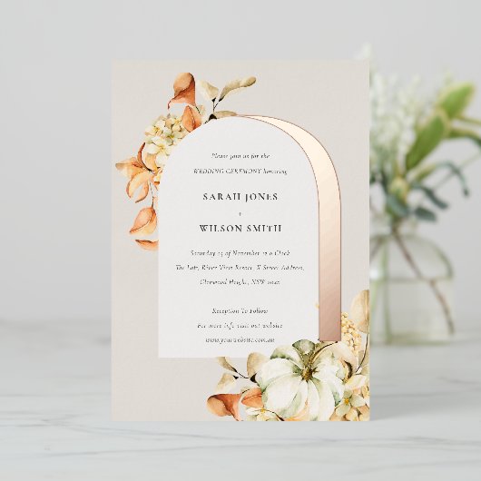 Elegant Rustic Autumn Pumpkin Arch Floral Wedding Folie Uitnodiging (Staand Voorkant)