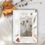 Elegant Rustic Boho Floral Pampas Save the Date<br><div class="desc">Dit elegante ontwerp is voorzien van verbluffende bruine, mos groene specerijen en roomveenbloemige bloemkool. Om de details van uw dag te verbeteren, omvat het manuscript whimsical kalligrafie en uw mooie foto tegen een transparant gedecikkeld randlijst. Neem je persoonlijke gegevens op de voorkant op met je monogram initialen op de achterkant...</div>