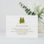 Elegant Rustic Pine Trees op Witte Hout Achtergron Informatiekaartje (Staand voorkant)