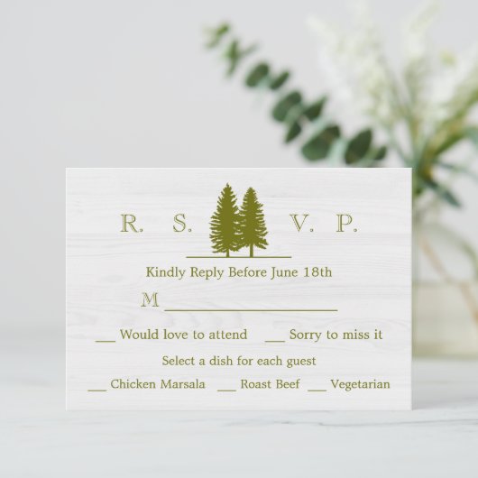 Elegant Rustic Pine Trees op Witte Hout Achtergron RSVP Kaartje (Staand voorkant)