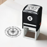 Elegant Rustic Vintage Crown Honey Queen Bee Zelfinktende Stempel<br><div class="desc">Elegante stijl honig met eigen inkt stempel. Het ontwerp is voorzien van een eigen, met de hand getekende koningin van het model honingbij met een elegante kroon boven de koningin. Een prachtige rustige stijl, floral met lijsten die de koninginnenbijenillustratie aanpast met uw eigen tekst rond de bijenafbeelding. Alle illustraties zijn...</div>