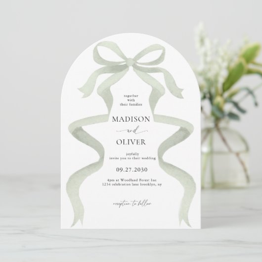 Elegant Sage Green Bow Monogram Arch Wedding Kaart (Staand voorkant)