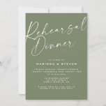 Elegant Sage Green Calligraphy Rehearsal Dinner Kaart<br><div class="desc">Dit elegante en minimalistische ontwerp kenmerkt de woorden Rehearsal Dinner in een modern kalligrafiemanuscript tegen een sage groene achtergrond,  en een botanische maankruit op de rug van de kaart. Pas eenvoudig belangrijke informatie aan,  evenals de initialen van uw monogram. Het zal prachtig paren met elk modern trouwthema.</div>