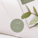 Elegant Sage Green Calligraphy Wedding Ronde Sticker<br><div class="desc">Elegante witte script kalligrafie van bruid en bruidegoms naam op salie groene ronde sticker.</div>