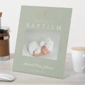 Elegant Sage Green Cross Photo Boy Baptisme Welkom Reclamebord Met Voetstuk (Insitu)