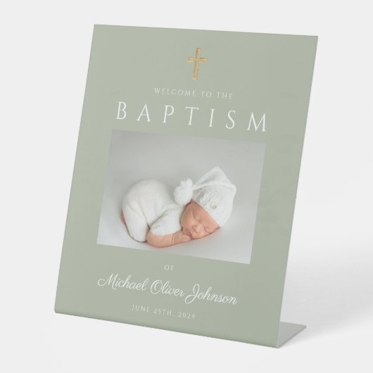 Elegant Sage Green Cross Photo Boy Baptisme Welkom Reclamebord Met Voetstuk (Voorkant)