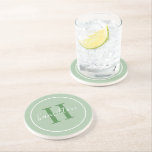 Elegant Sage Green Custom Monogram Initiaal Zandsteen Onderzetter<br><div class="desc">Het Elegant ronde gepersonaliseerde ontwerp van het onderzetter van de drink van de drank kenmerkt een klassiek initiaal van de douanesusserif in bladbladerblad groen met uw familienaam in modern wit kalligrafiemanuscript tegen een sage groene achtergrond. Een eenvoudige witte cirkel lijst het ontwerp. Het kleurenschema kan worden aangepast om perfect met...</div>