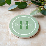 Elegant Sage Green Custom Monogram Initiaal Zandsteen Onderzetter<br><div class="desc">Het Elegant ronde gepersonaliseerde ontwerp van het onderzetter van de drink van de drank kenmerkt een klassiek initiaal van de douanesusserif in bladbladerblad groen met uw familienaam in modern wit kalligrafiemanuscript tegen een sage groene achtergrond. Een eenvoudige witte cirkel lijst het ontwerp. Het kleurenschema kan worden aangepast om perfect met...</div>
