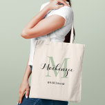 Elegant Sage Green Custom Wedding Bridesmaid Name Tote Bag<br><div class="desc">De elegante canvas tas van de douanebruiloft kenmerkt een gepersonaliseerd monogram typografie ontwerp met de moderne naam van het kalligrafiescript en het initiaal van het serif monogram in laurel groene en zwarte kleuren. Omvat douanetekst voor een bruidspartijtitel zoals "BRIDESMAID"of andere aangewezen formulering.</div>