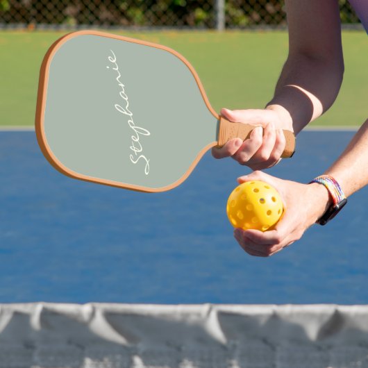 Elegant Sage Green Handgeschreven Script Name Cust Pickleball Paddle (Insitu)