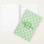 Elegant Sage Green Lacy Damask Naam & Initiaal Planner<br><div class="desc">Deze prachtige planner of kalender heeft een klassiek wit damast patroon over een wijze groene achtergrond. Het ontwerp is gepersonaliseerd met een monogram initiaal letter en een aanpasbare naam voor een eenvoudige maar elegante stijl. Perfect voor school of werk, of iedereen met een drukke planning die afspraken moet bijhouden. Geweldig...</div>