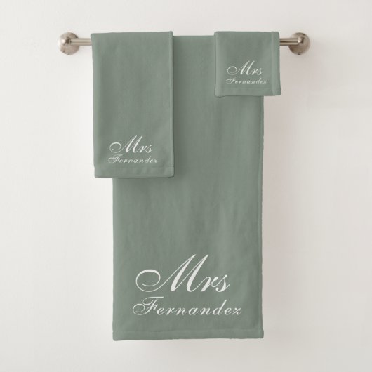 Elegant Sage Green Mrs Vrijgezellenfeest Gift Bad Handdoek (Insitu)