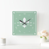 Elegant Sage Green White Fleur de Lis Custom Name Vierkante Klok (Huis)