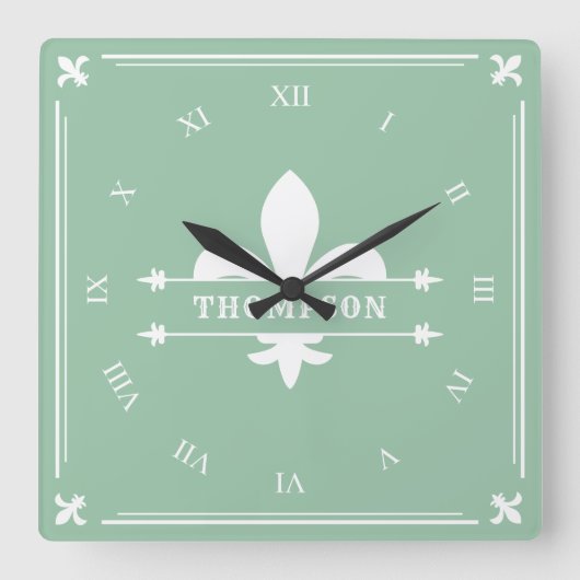 Elegant Sage Green White Fleur de Lis Custom Name Vierkante Klok (Voorkant)