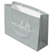 Elegant Sage Groen Chique Monogram Script Groot Cadeauzakje (Achterkant Gekanteld)