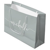Elegant Sage Groen Chique Monogram Script Groot Cadeauzakje (Voorkant Gekanteld)