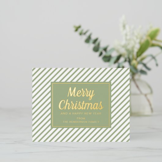 Elegant Sage Groen Script Merry Christmas Gold Folie Feestdagen Briefkaart (Staand Voorkant)