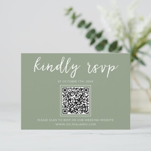 Elegant Sage Groen Script QR Code Bruiloft Website RSVP Kaartje (Staand voorkant)