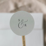 Elegant Sage Mint Monogram Wedding Envelope Seals Ronde Sticker<br><div class="desc">Deze elegante sage monogram bruidenvelopzegels zijn perfect voor een eenvoudige bruiloft. Het minimalistische lichtgroene en grijze design biedt een fancy romantische typografie met moderne glazige stijl. in elke kleur. Houd het ontwerp minimaal en vaag, zoals het is, of pas het aan door uw eigen afbeeldingen en illustraties toe te voegen....</div>