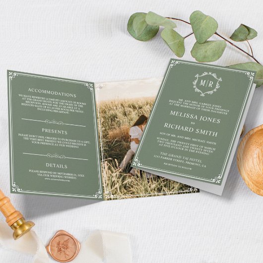 Elegant Saliegroen en Wit Monogram Trouwfeest