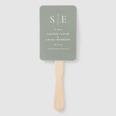 Elegant saliegroene trouwprogramma met monogram handwaaier (Voorkant)