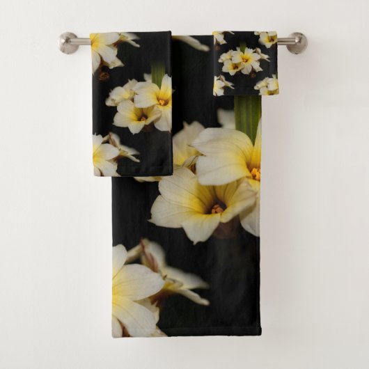 Elegant Satin Flowers op Black Bad Handdoek (Insitu)