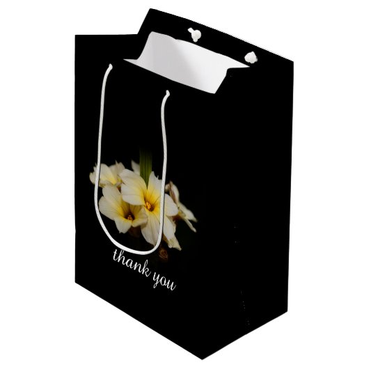 Elegant Satin Flowers op Black Medium Cadeauzakje (Voorkant Gekanteld)