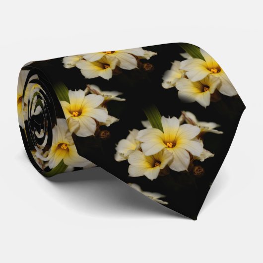 Elegant Satin Flowers op Black Stropdas (Opgerold)