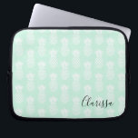 Elegant schattig  mijnengroen anananaseppatroon laptop sleeve<br><div class="desc">Moderne mint- en witte ananas-patroon.</div>