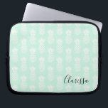 Elegant schattig  mijnengroen anananaseppatroon laptop sleeve<br><div class="desc">Moderne mint- en witte ananas-patroon.</div>