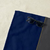 Elegant Schrift Monogram Donker Navyblauw Grijs & Strandlaken (In situ)