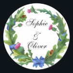Elegant Scottish Thistle Flowers Floral Wreath Ronde Sticker<br><div class="desc">Verzegel uw uitnodigingsenveloppen of gunsten met deze elegante waterverf trouwstickers met uw namen, omhuld door een poot van Scottish Thistle bloemen en foliage in groen en roze met een blauwe boeg en lintje die door de bladeren zijn geweven. De tekst kan worden gepersonaliseerd door het tekstvakje uit te geven. Ontworpen...</div>