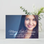 Elegant Script 2025 Custom Photo Graduation Party Kaart (Staand voorkant)