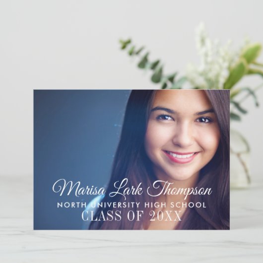 Elegant Script 2025 Custom Photo Graduation Party Kaart (Staand voorkant)