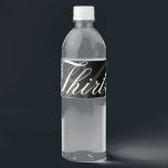 Elegant Script, 30th Birthday Party Waterfles Etiket<br><div class="desc">Elegant etiketten van de 30e verjaardag van de waterfles. Deze elegante etiketten kenmerkt een elegante manuscripttypografie die "30, dertig"leest. Dit verfijnde ontwerp is een klassieke keuze voor een geweldige 30e verjaardag! Voor verdere aanpassing, te klikken gelieve de knoop "van de Aanpassing het"en ons ontwerphulpmiddel te gebruiken om deze sjabloon te...</div>