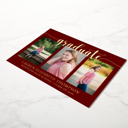 Elegant Script 3 Photo Maroon Afstuderen Gold Folie Uitnodiging (Gedraaid)
