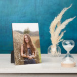 Elegant Script "Afstuderen" Aangepaste foto Fotoplaat<br><div class="desc">Het elegante ontwerp van de manuscripttypografie van de douanefoto.</div>