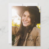 Elegant script afstuderen zwart verticaal afstuder aankondiging (Voorkant)