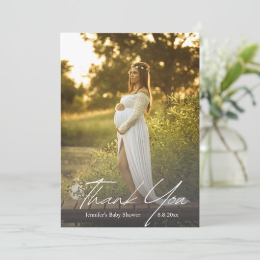 Elegant script baby shower minimalistische foto bedankkaart (Staand voorkant)